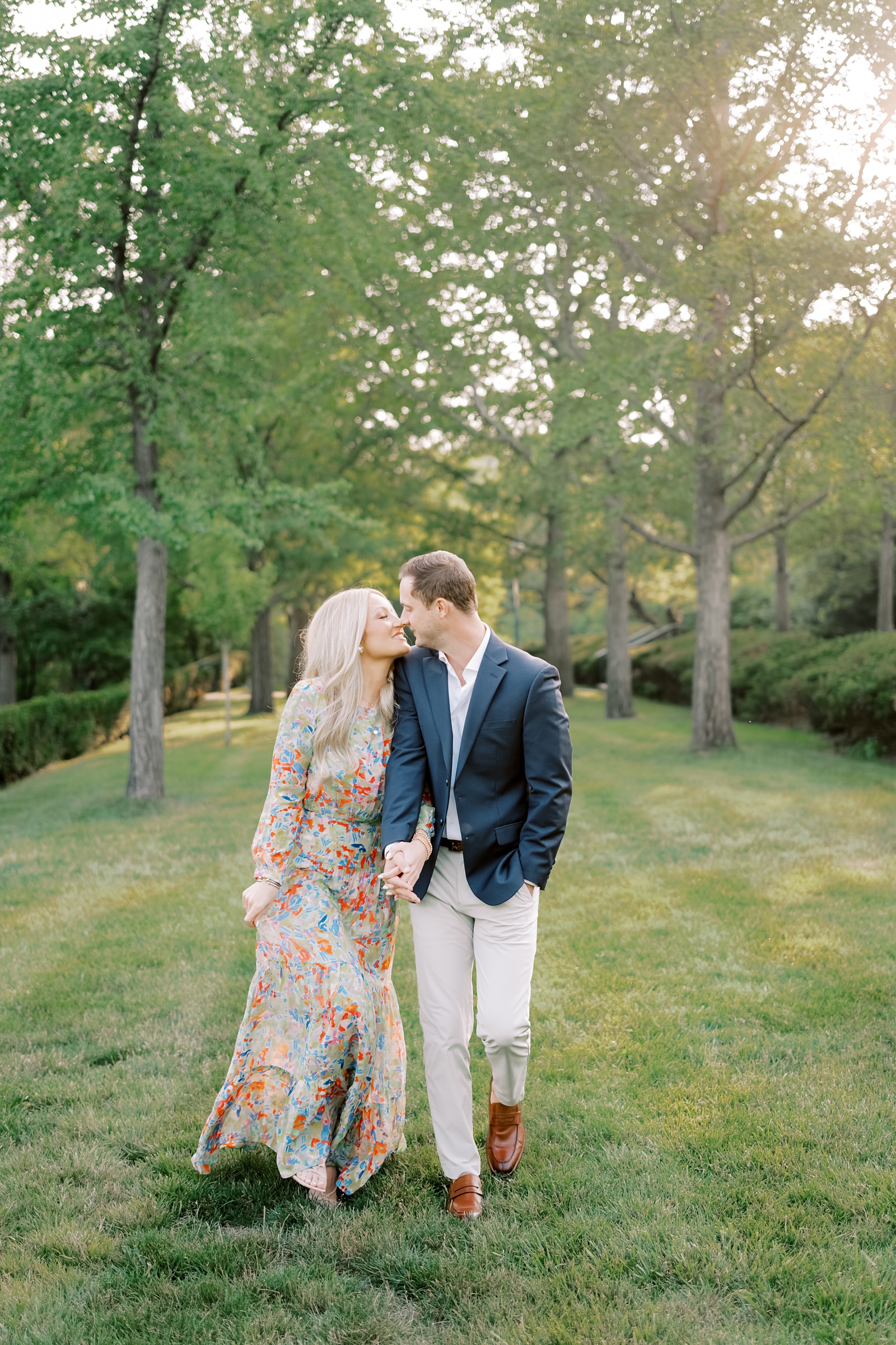 colorful & stylish engagement session at the Nelson-Atkins Museum
